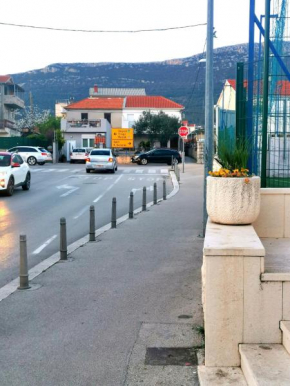 Apartments with a parking space Kastel Stari, Kastela - 23053